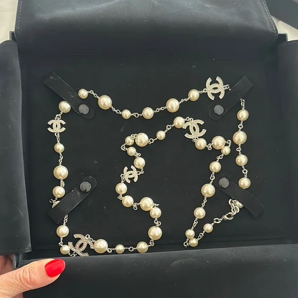 Chanel White &silver Pearls & Christals 5 C
Charms Necklace - Picture 2 of 8